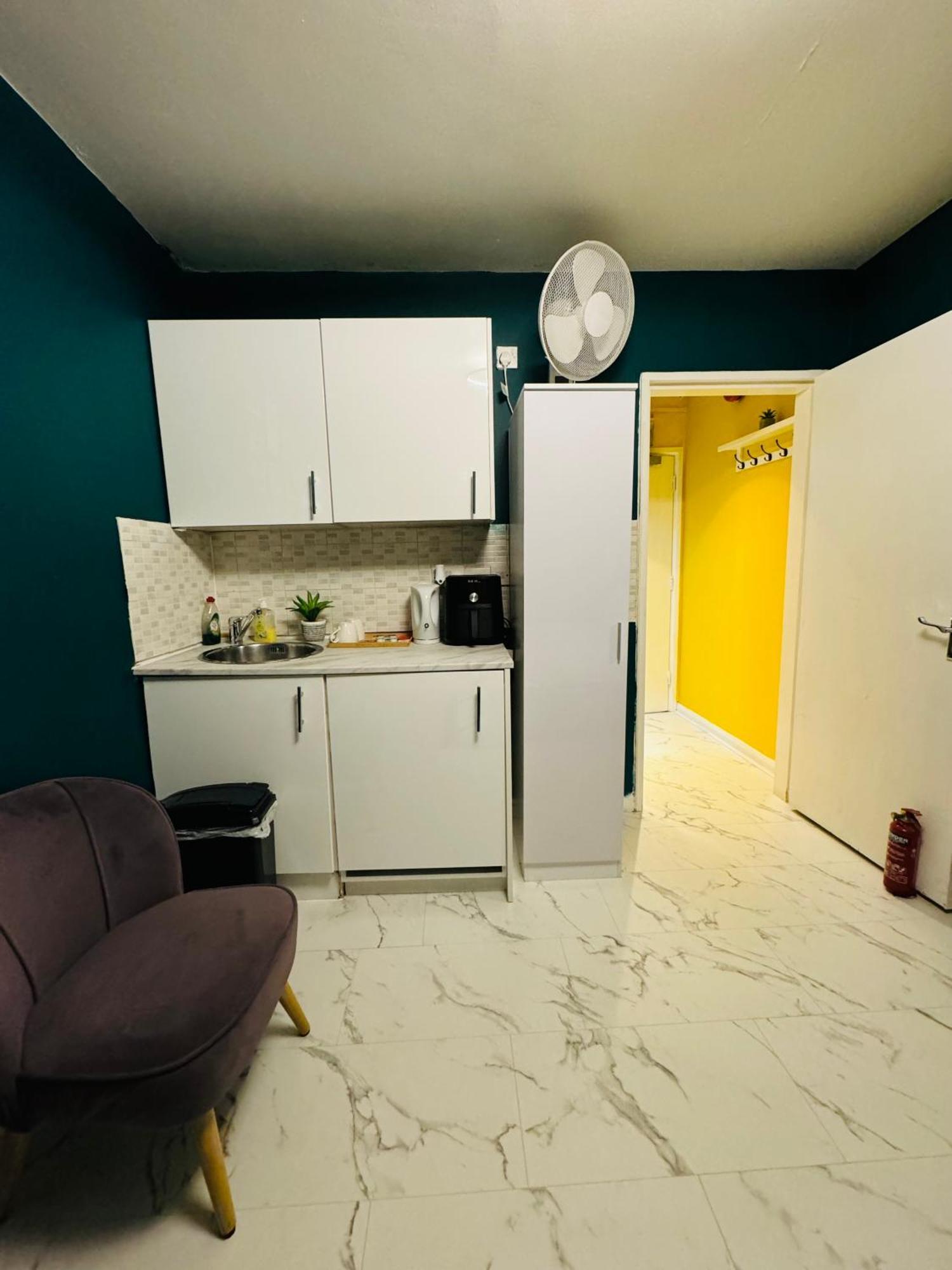 Private Studio Flat In City 1190 Londra Esterno foto
